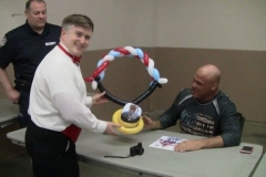 Kurt Angle (Gold medal balloon gift)